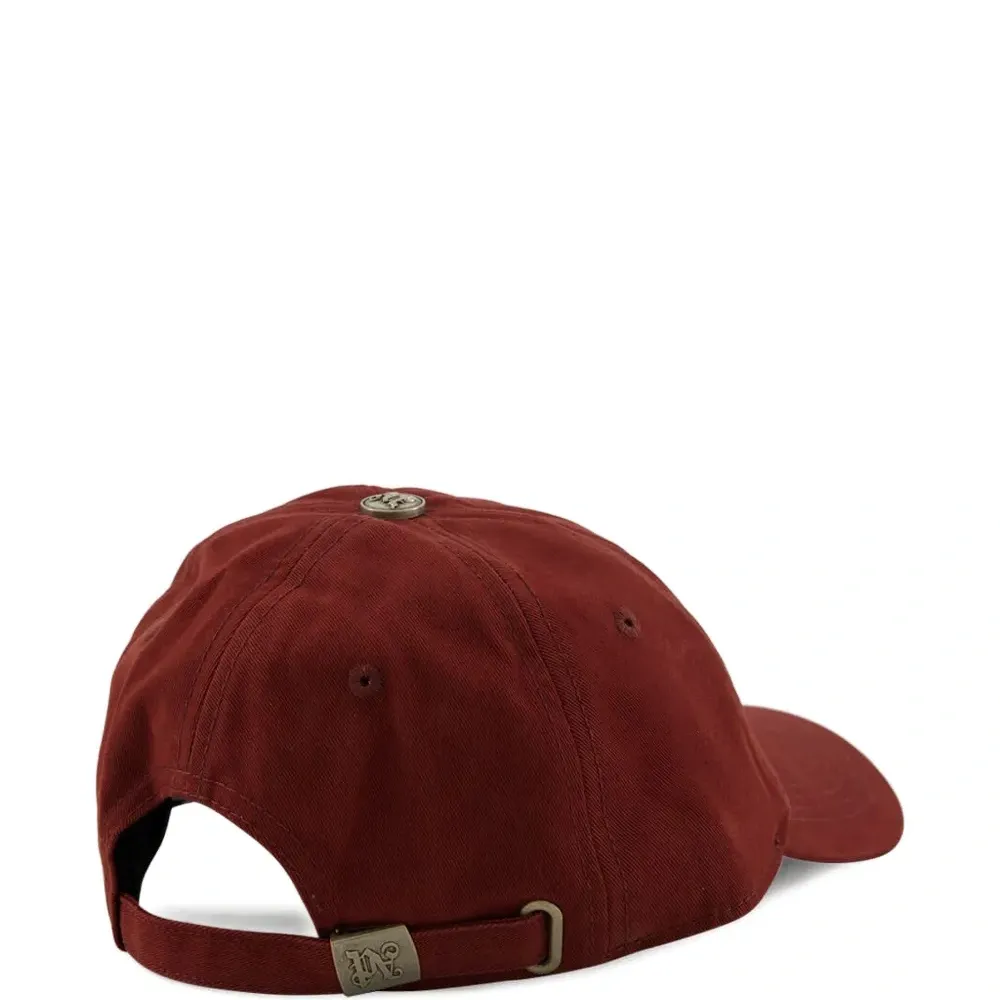 Бейсболка с изогнутым козырьком и вышивкой