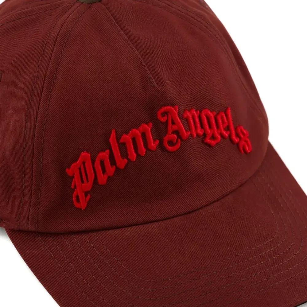 Бейсболка с изогнутым козырьком и вышивкой