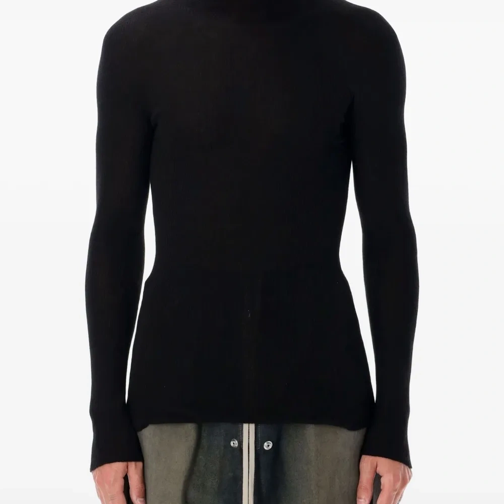 Свитер в рубчик с воротником-стойкой