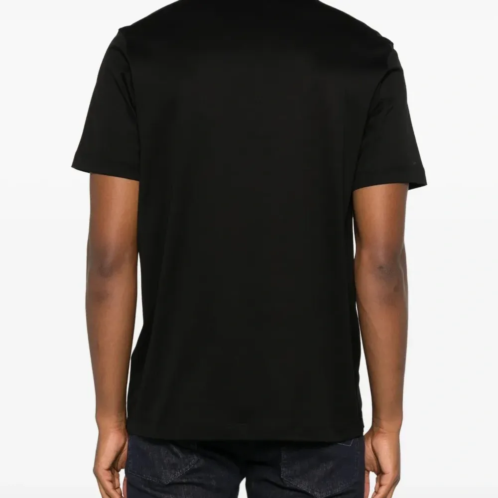 Футболка с вышитым логотипом Футболка с вышитым логотипом