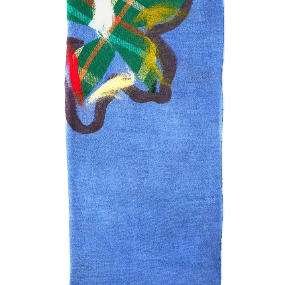 Шарф с цветочной аппликацией