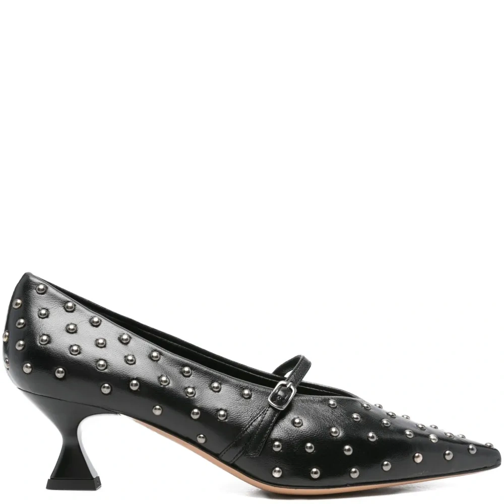 Туфли с заостренным носком и заклепками
