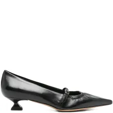 Туфли с заостренным носком и пряжкой Туфли с заостренным носком и пряжкой