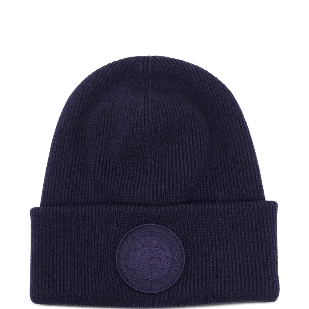 Шерстяная шапка бини с нашивкой-логотипом