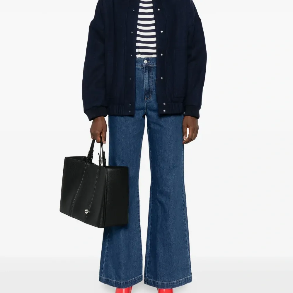 Джинсы с карманами Джинсы с карманами