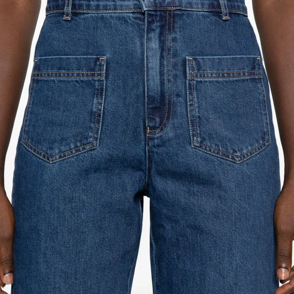 Джинсы с карманами Джинсы с карманами