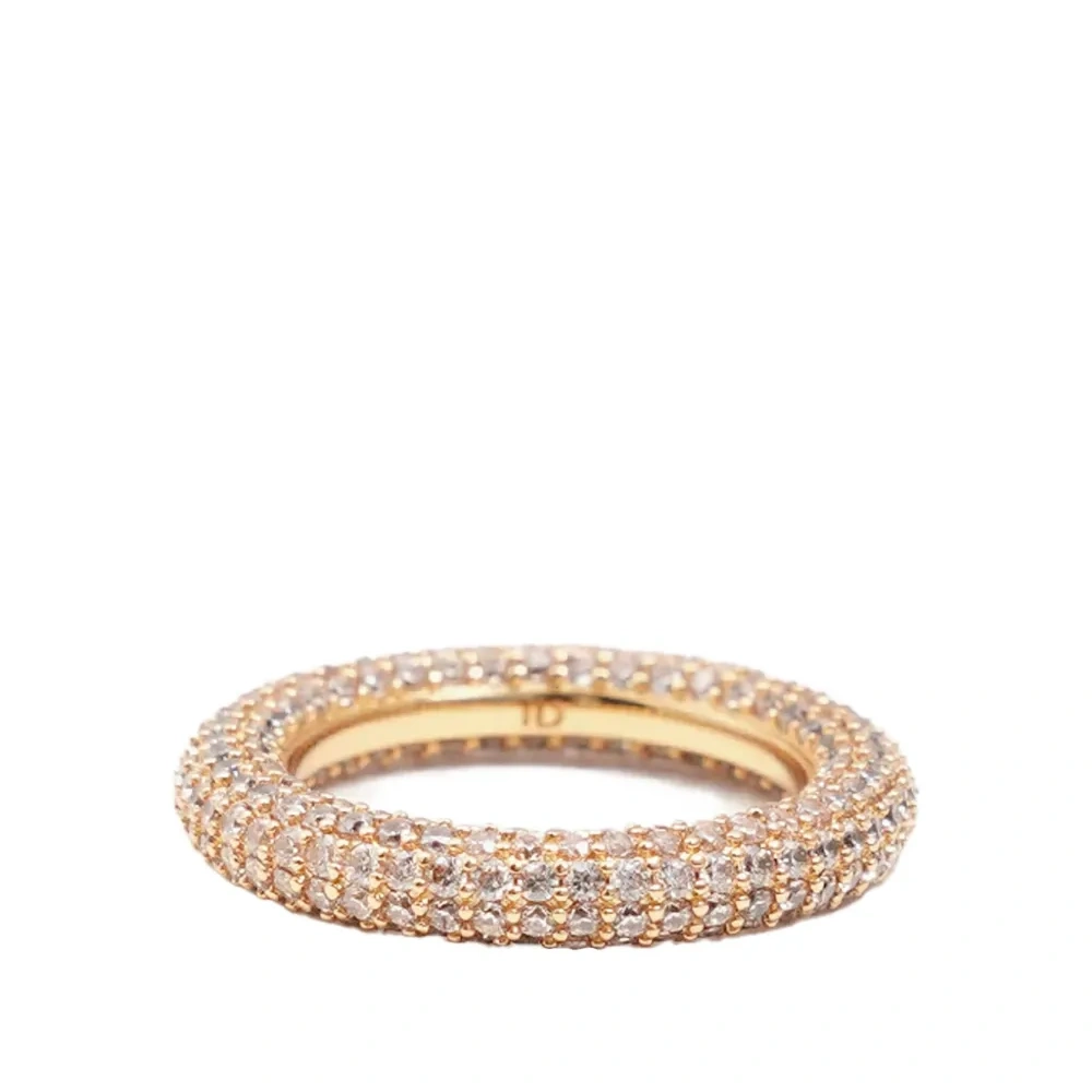 Кольцо, украшенное кристаллами