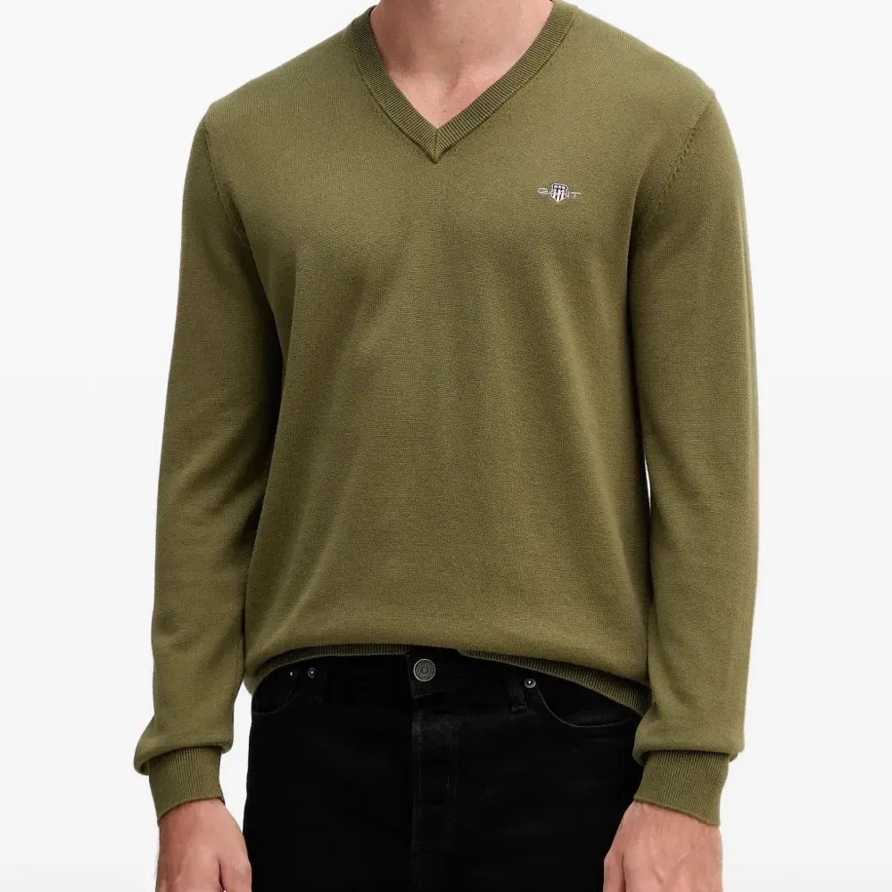 Свитер с V-образным вырезом и вышитым логотипом