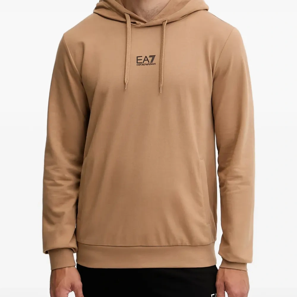 Спортивный костюм с капюшоном и логотипом