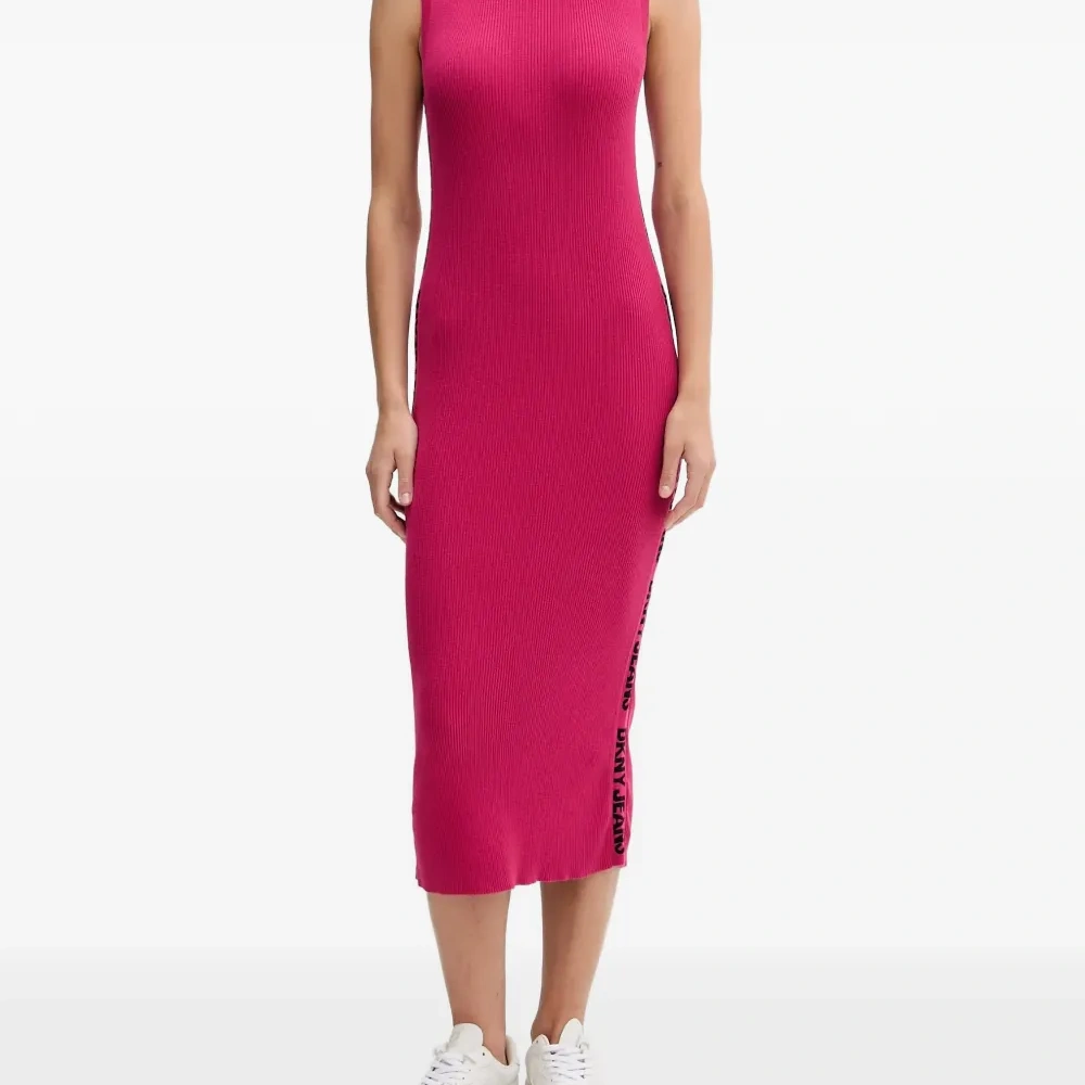 Рифленое миди-платье с логотипом на боку