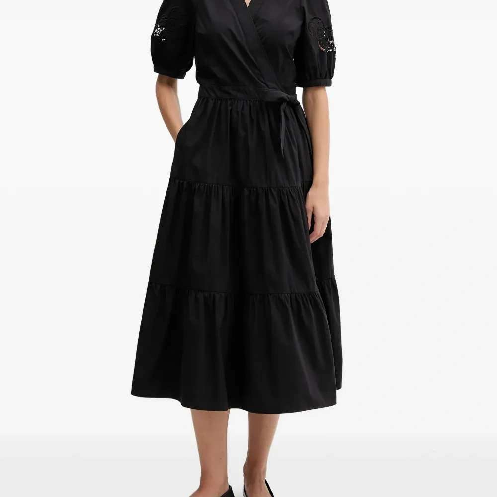 Ярусное платье миди с кружевом