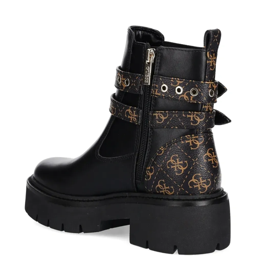 Ботинки с ремешками и пряжками