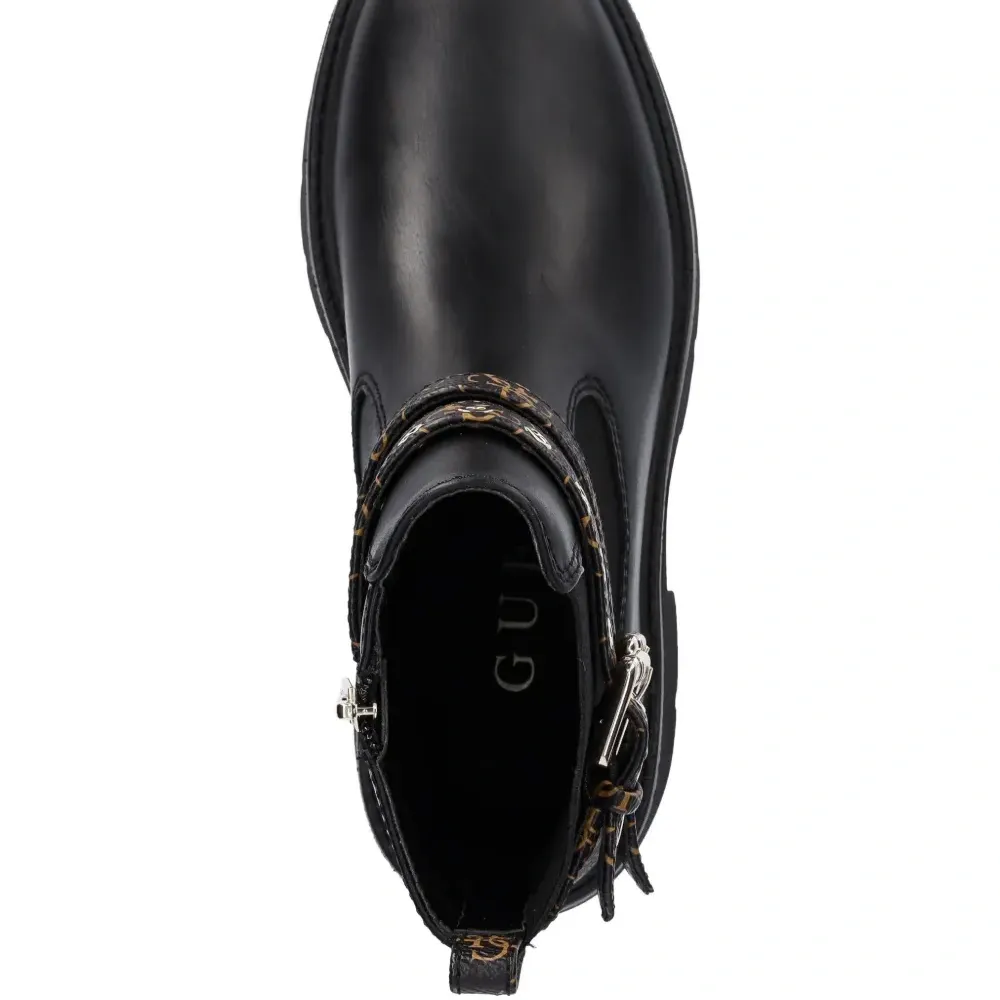 Ботинки с ремешками и пряжками