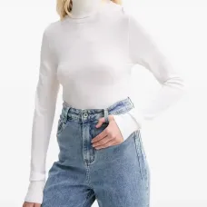 Джемпер с высоким воротником и длинными рукавами Джемпер с высоким воротником и длинными рукавами