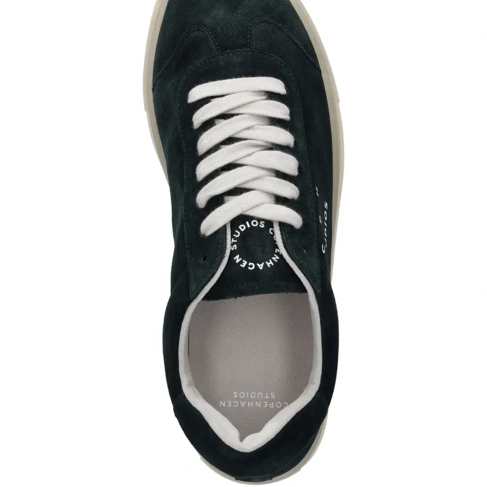 Кроссовки на шнуровке