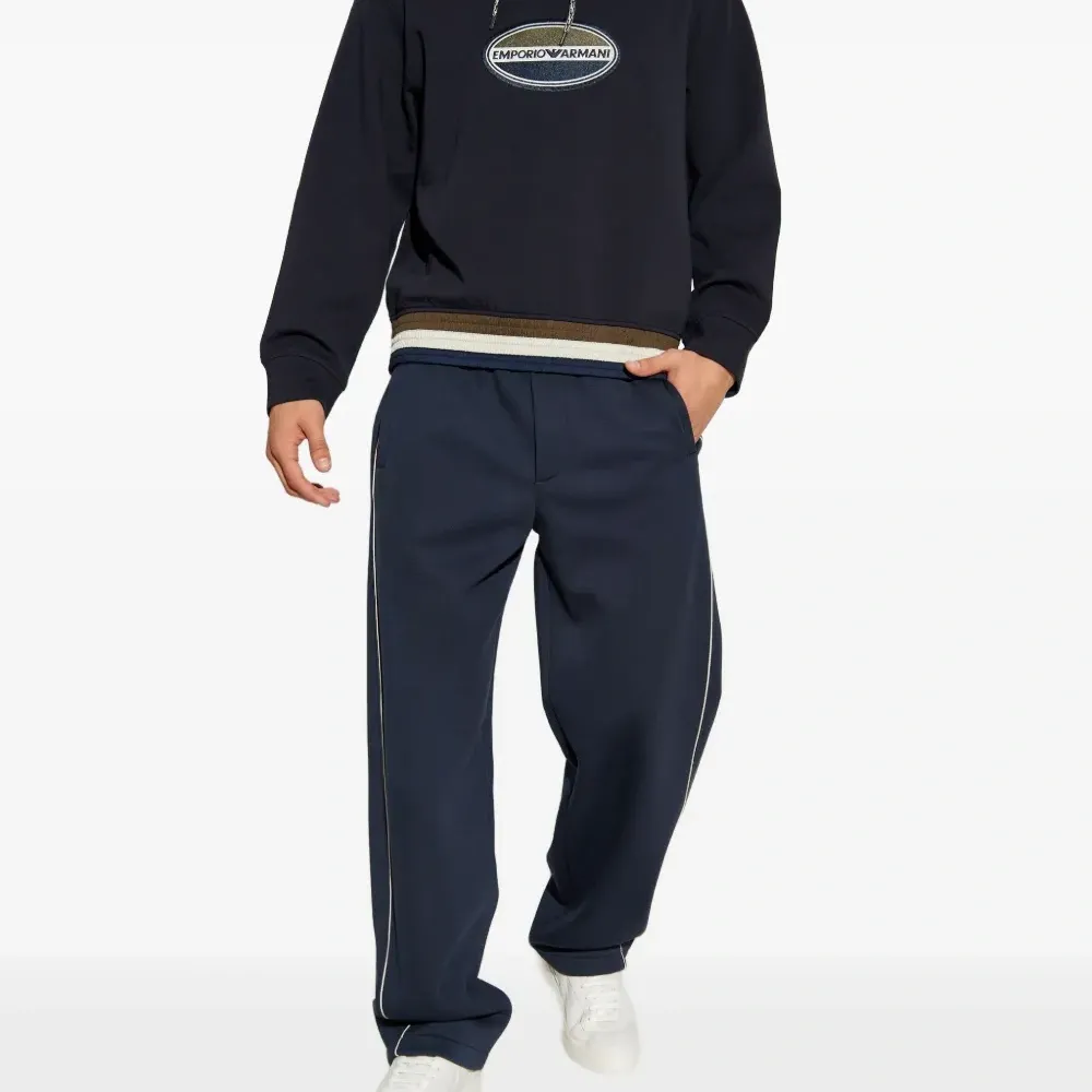 Худи с вышитым логотипом Худи с вышитым логотипом