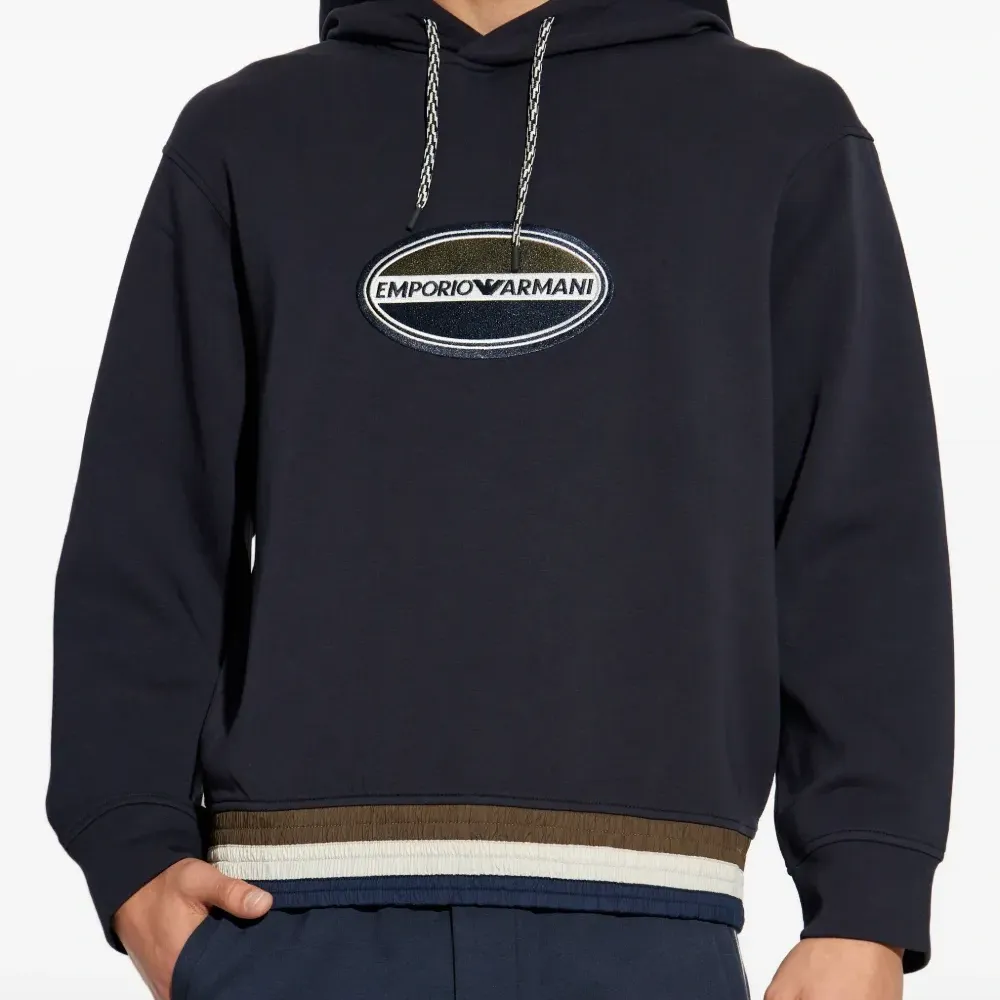 Худи с вышитым логотипом Худи с вышитым логотипом