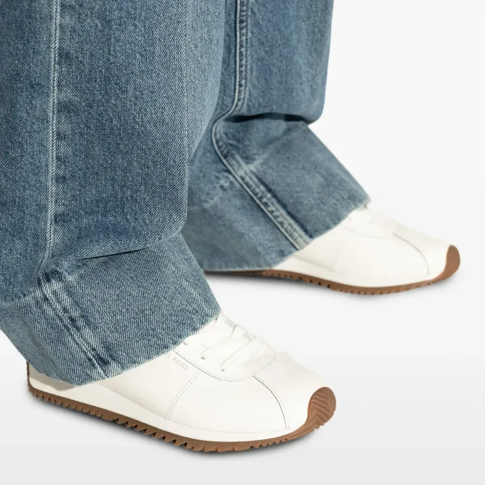 Кроссовки на шнуровке