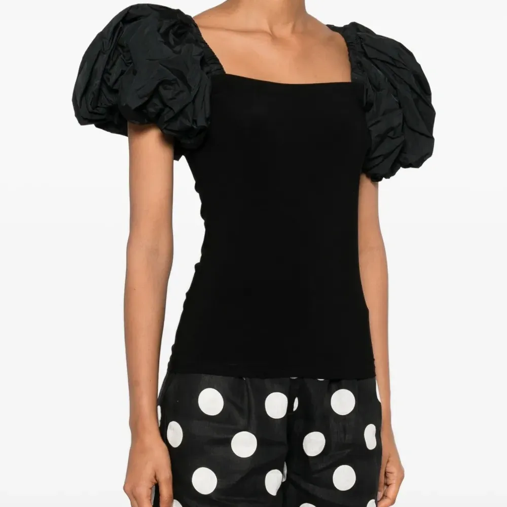 Топ с объемными рукавами