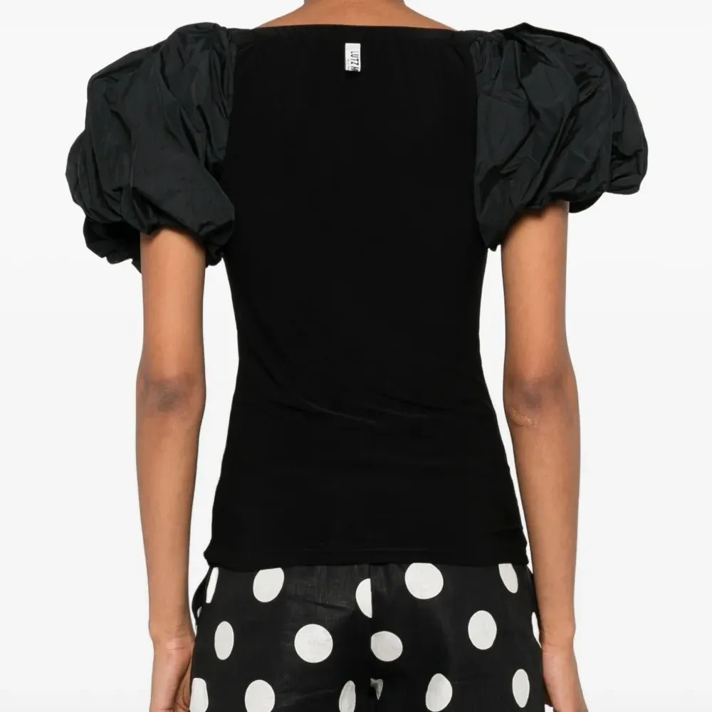 Топ с объемными рукавами