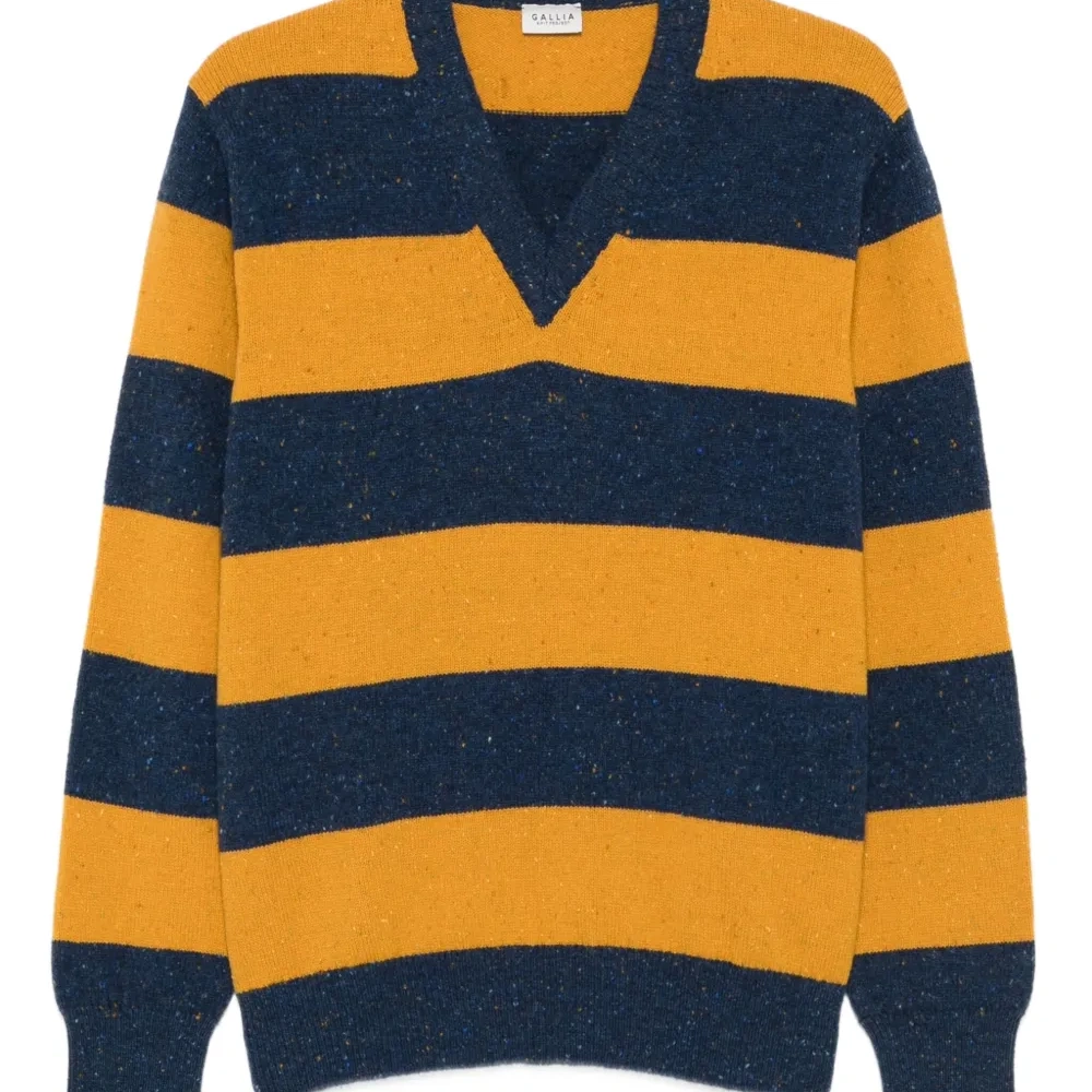 Шерстяной свитер с V-образным вырезом