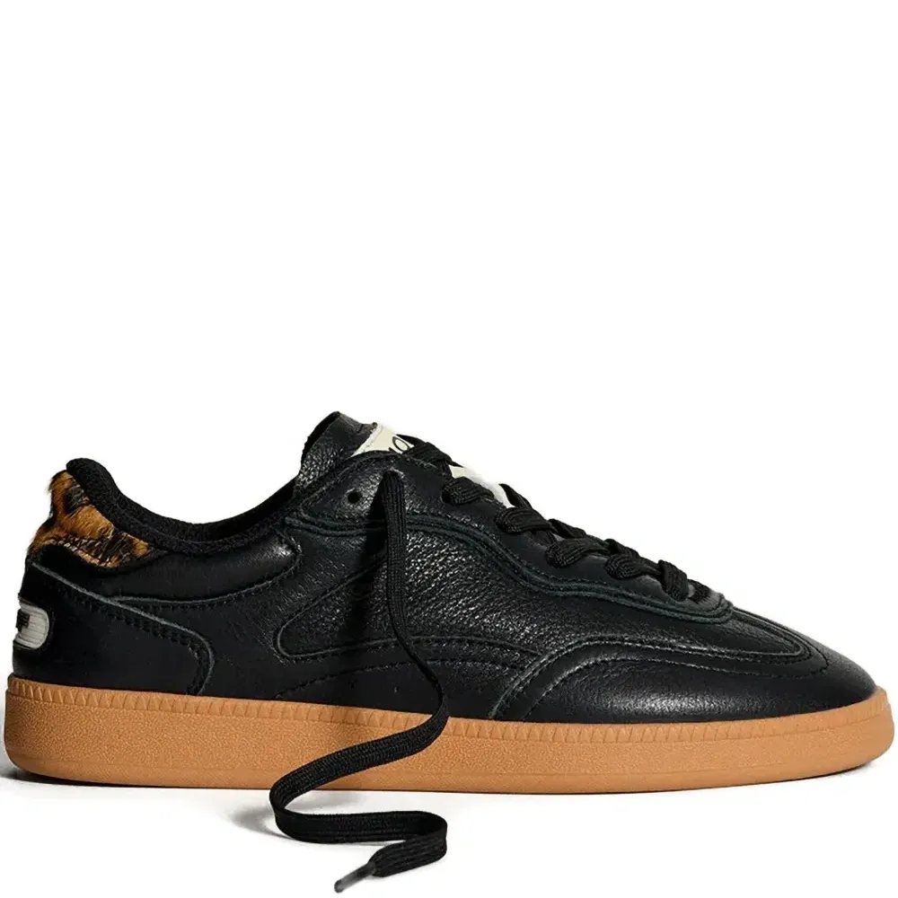 Кроссовки на шнуровке