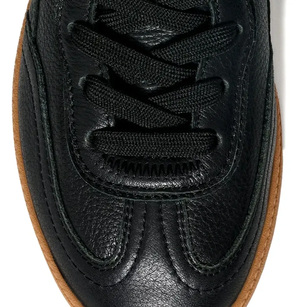 Кроссовки на шнуровке