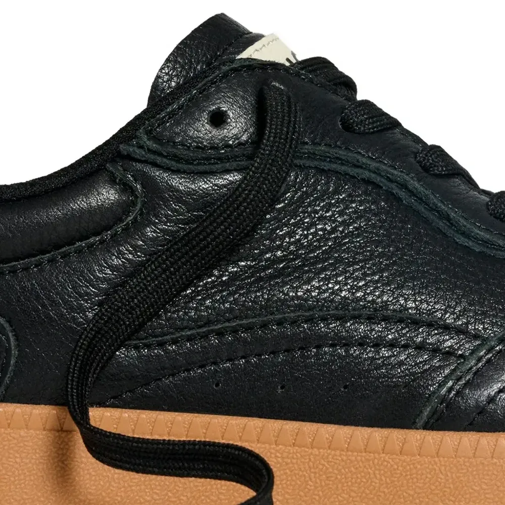 Кроссовки на шнуровке