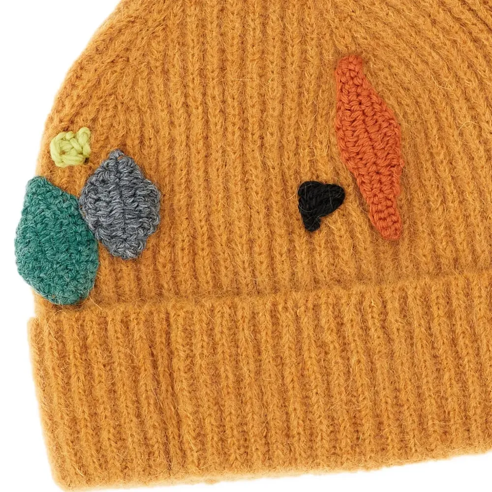 Шапка бини в рубчик с вышивкой