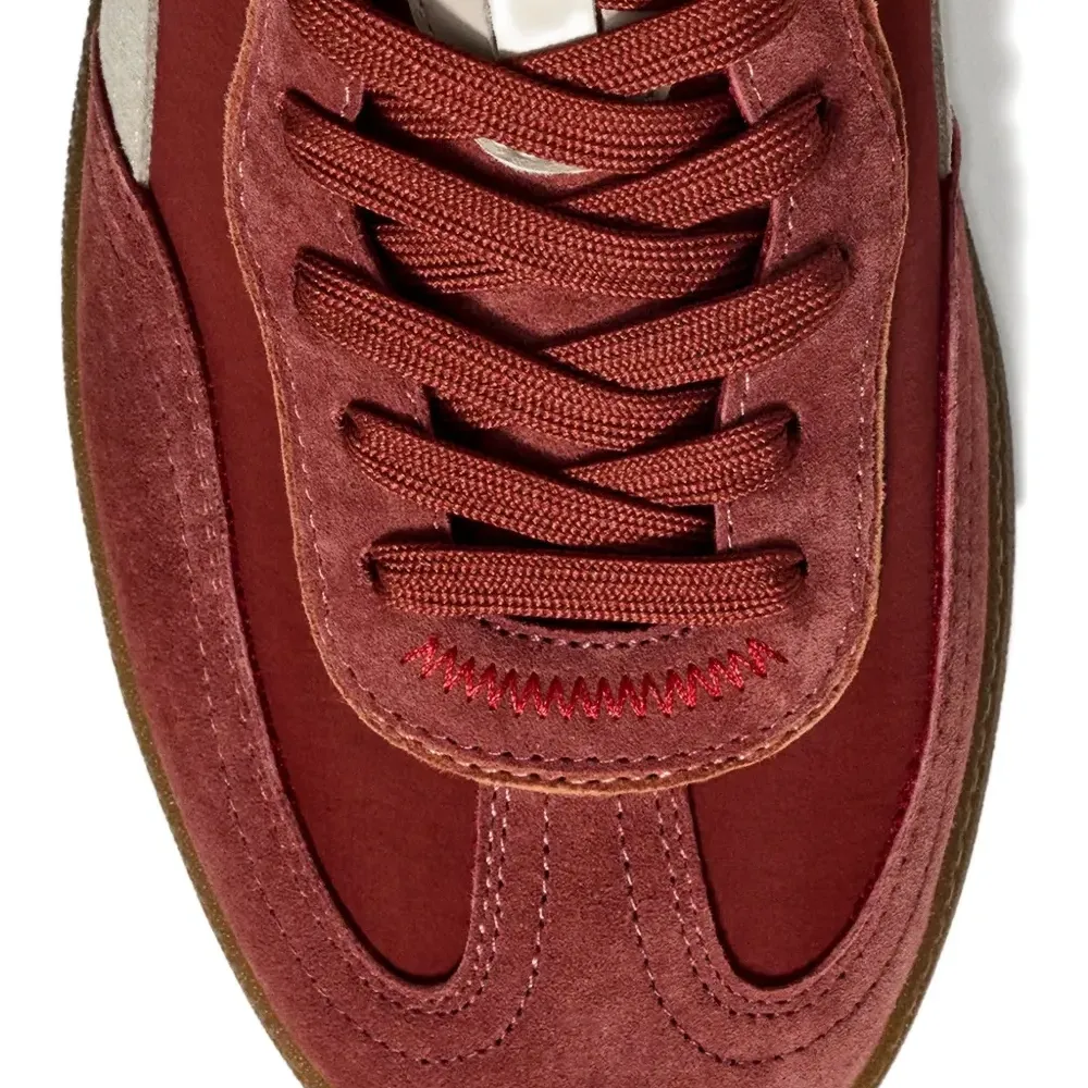 Кроссовки с вставками