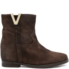 Замшевые ботинки с V-образной отделкой