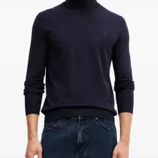 Свитер с высоким воротником и вышивкой