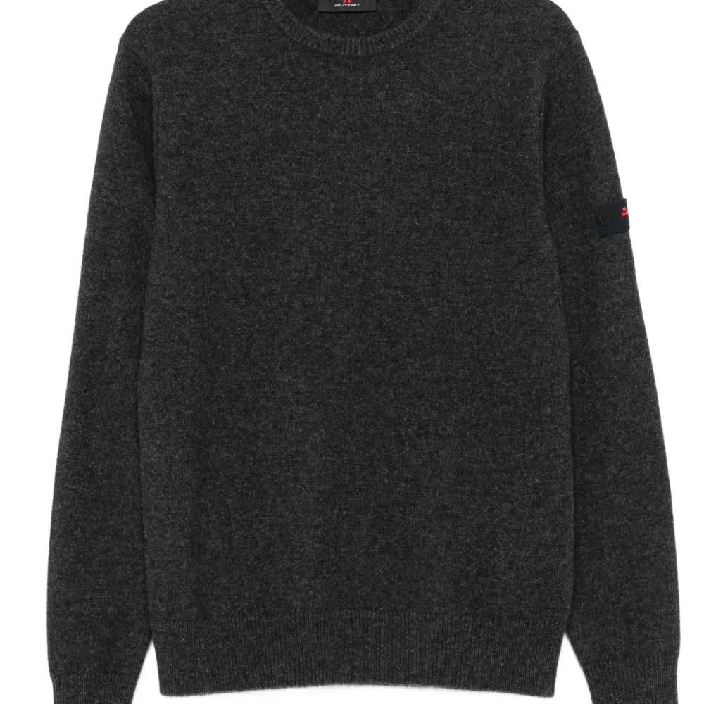 Свитер с нашивкой-логотипом