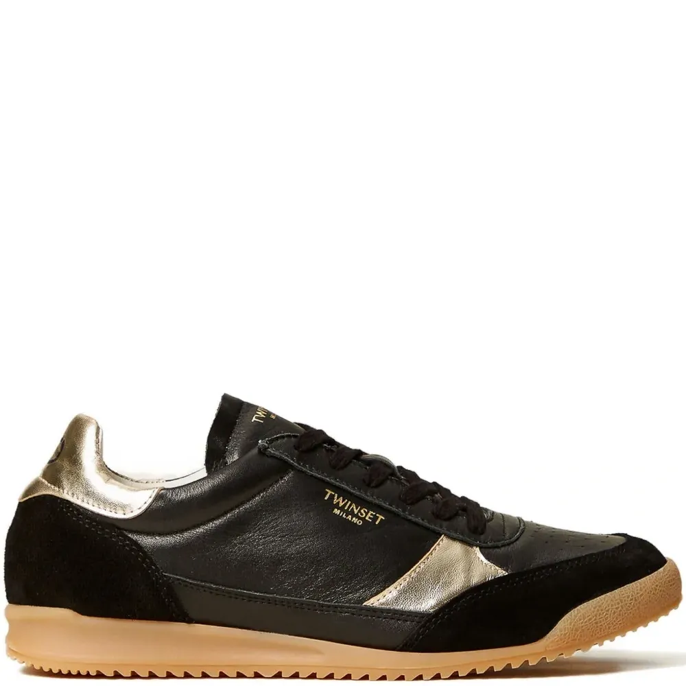 Кроссовки на шнуровке