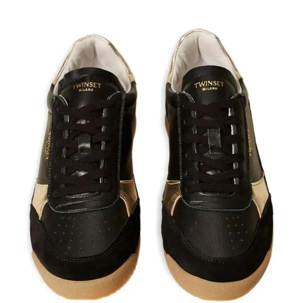 Кроссовки на шнуровке