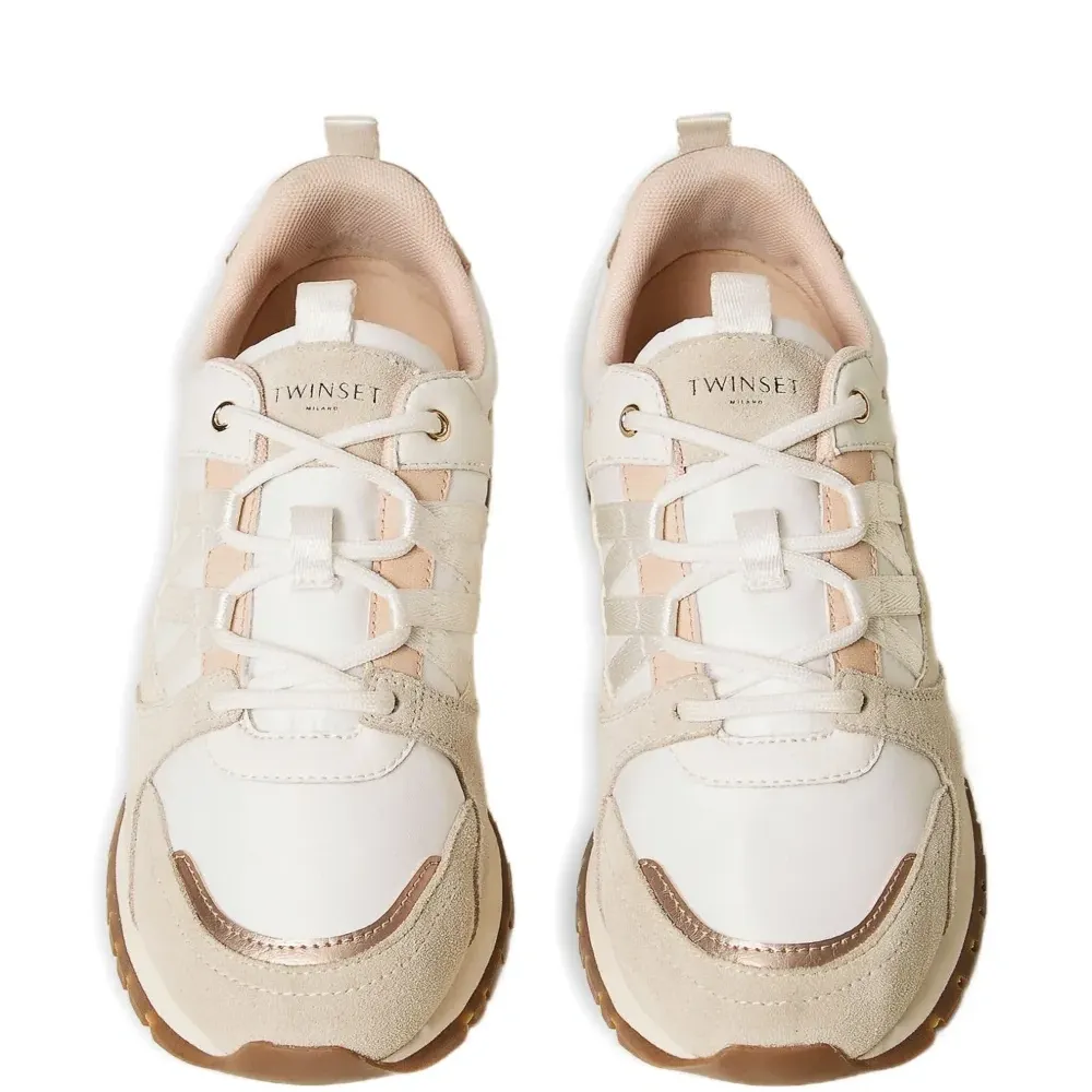 Кроссовки на шнуровке