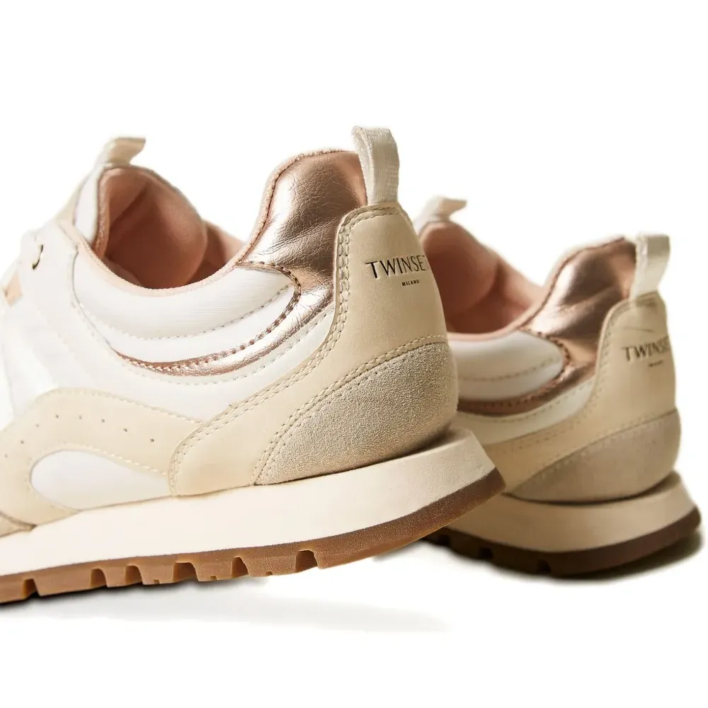 Кроссовки на шнуровке