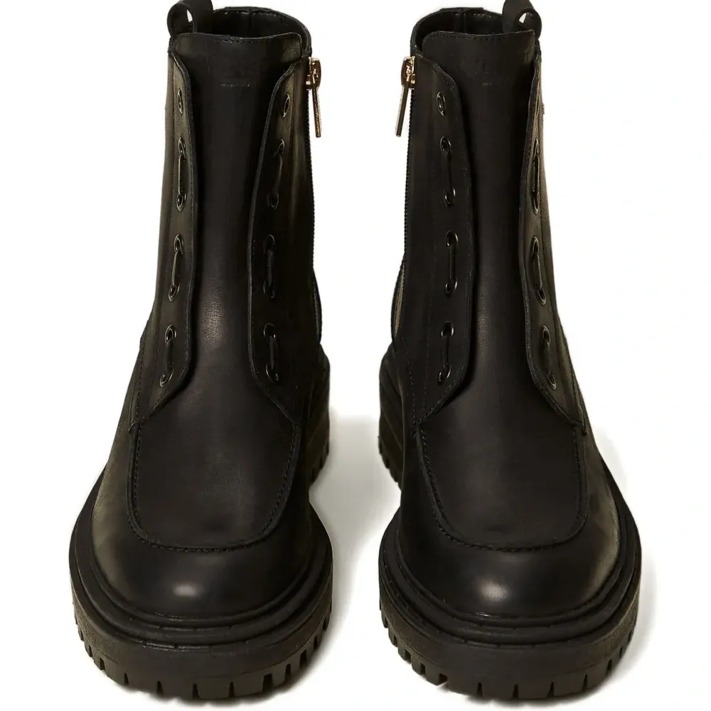 Массивные ботинки на шнуровке