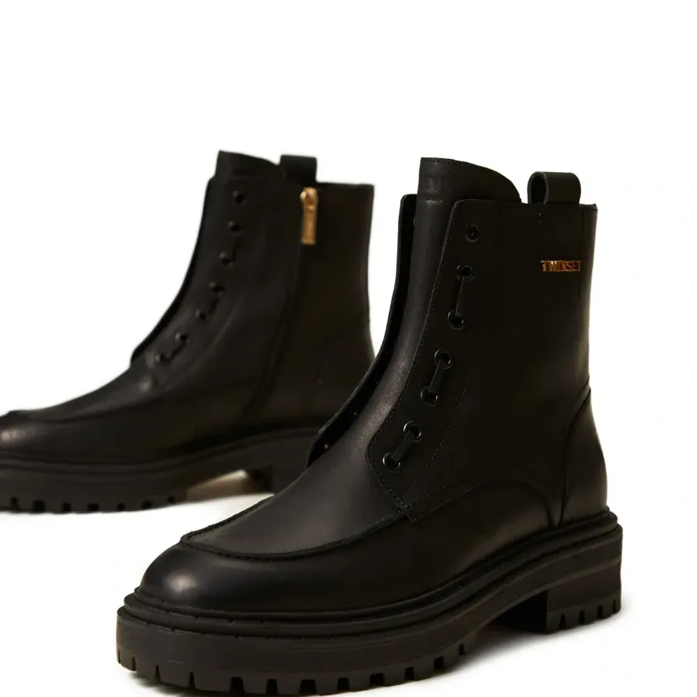 Массивные ботинки на шнуровке