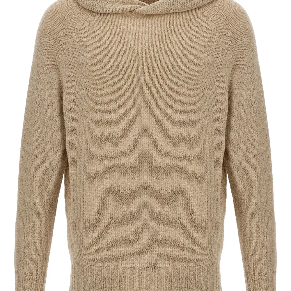 Свитер с капюшоном и разрезом сбоку