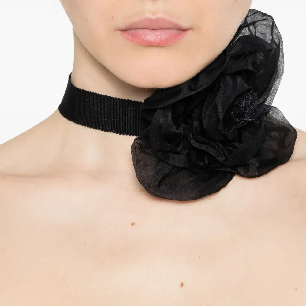 Чокер с декором в форме розы