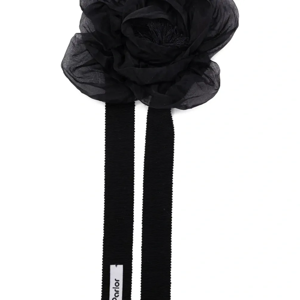 Чокер с декором в форме розы