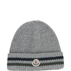 Шерстяная шапка бини в рубчик Шерстяная шапка бини в рубчик
