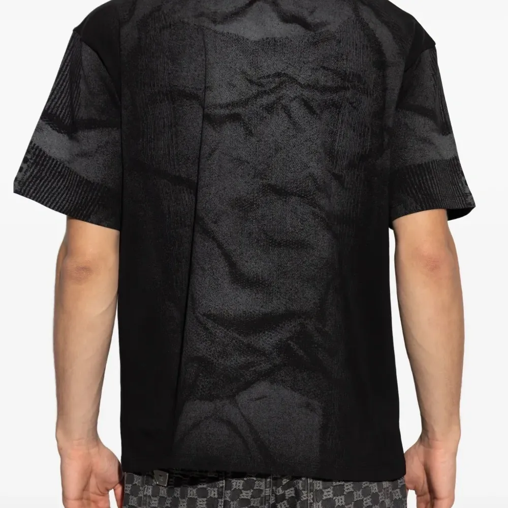 Футболка с фактурным принтом