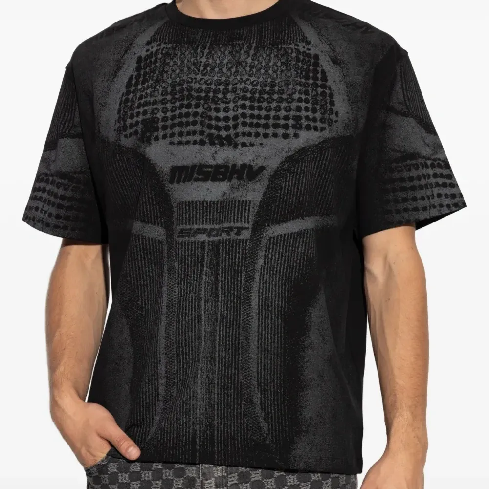 Футболка с фактурным принтом