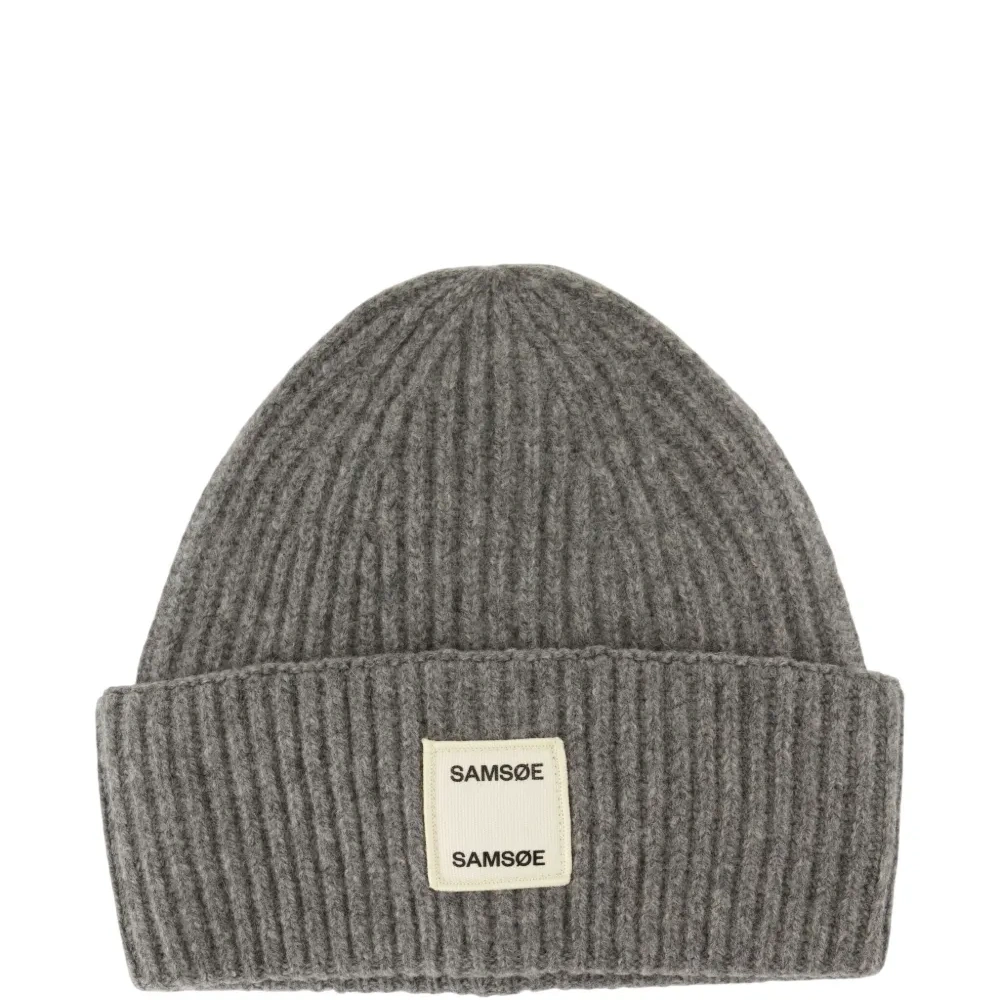 Шерстяная шапка бини в рубчик