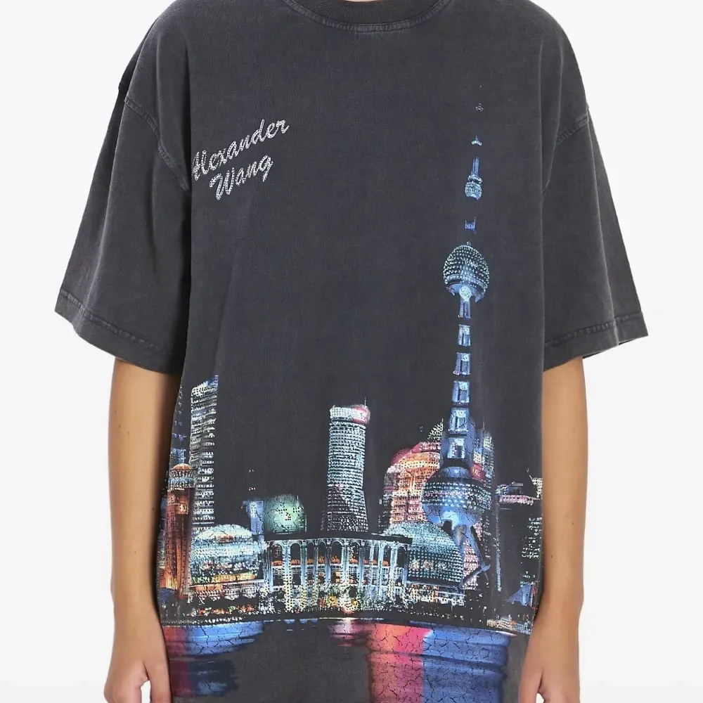 Футболка со стразами