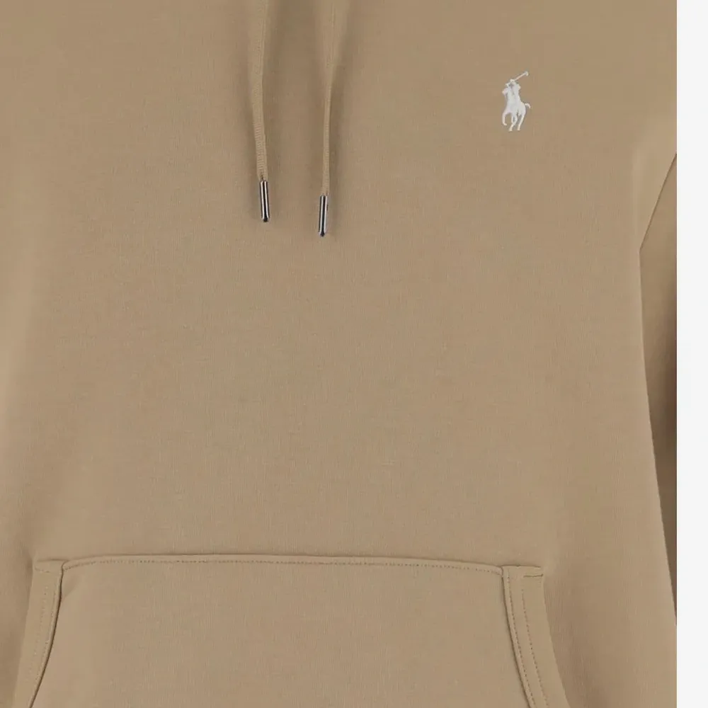 Толстовка с карманом-муфтой и вышитым логотипом