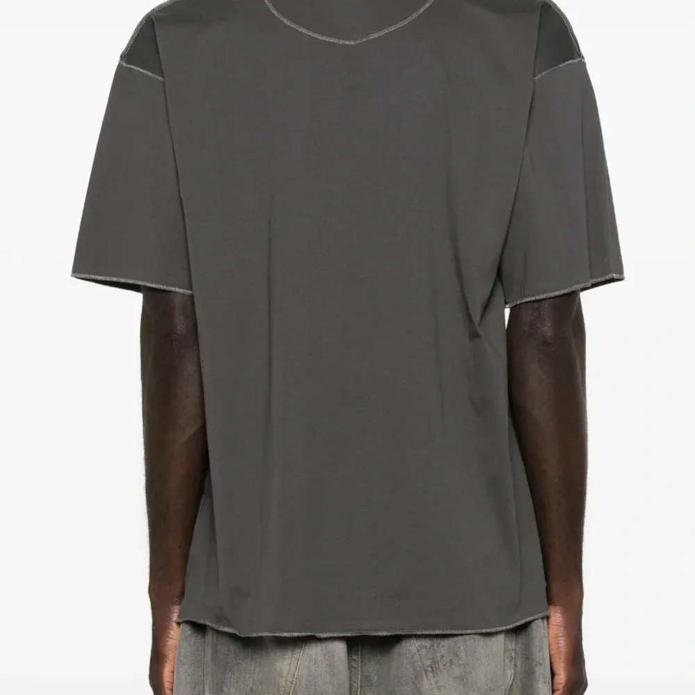 Футболка с декоративной строчкой Футболка с декоративной строчкой