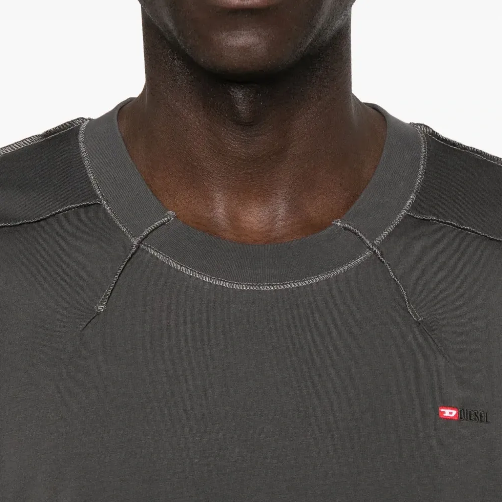 Футболка с декоративной строчкой Футболка с декоративной строчкой